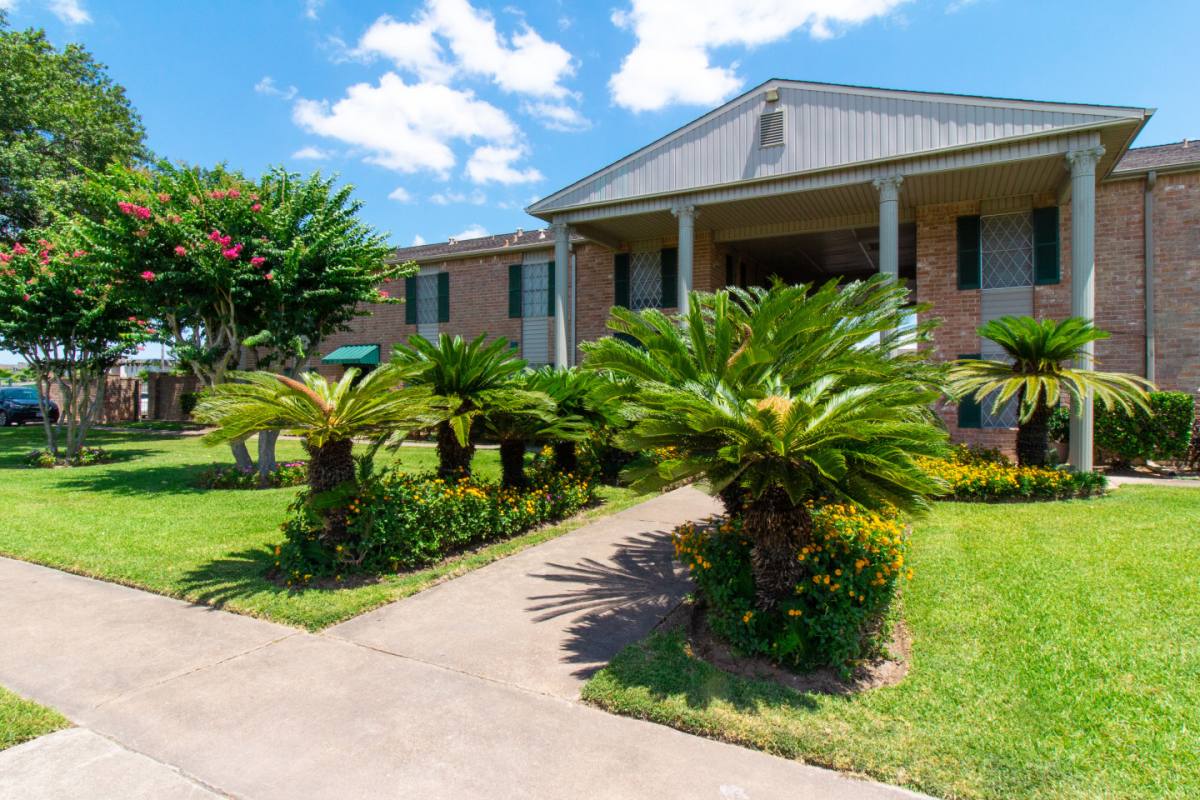 Deer Park Gardens Deer Park, TX 77536 830 to 1,150