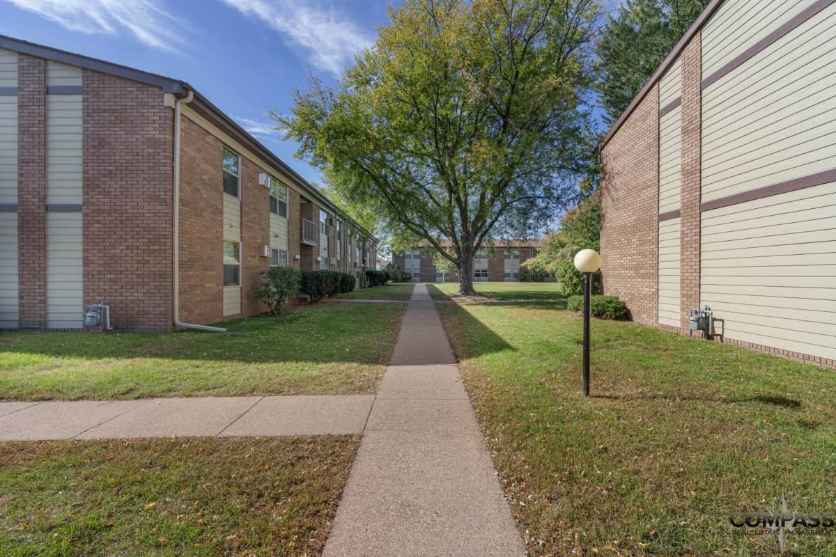 946 W Macarthur Ave, Eau Claire, WI 54701 Apartment For Rent