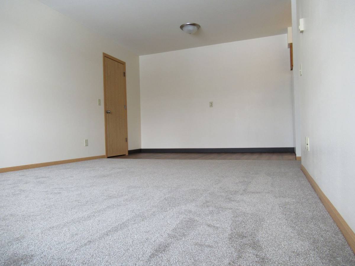 946 W Macarthur Ave, Eau Claire, WI 54701 Apartment For Rent