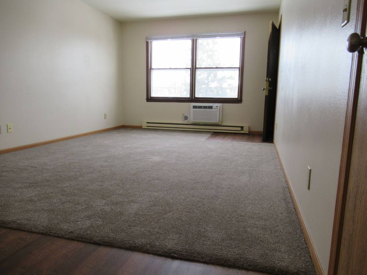 946 W Macarthur Ave, Eau Claire, WI 54701 Apartment For Rent