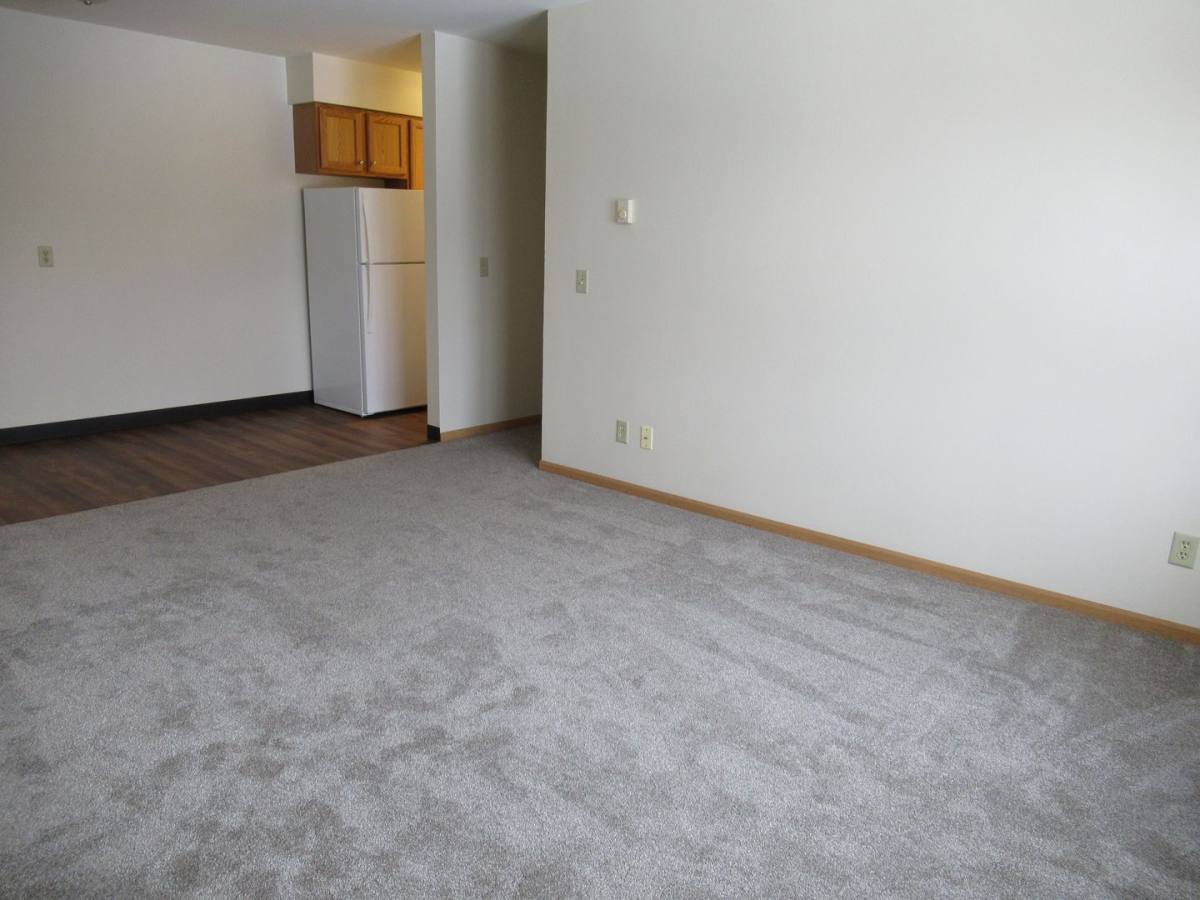 946 W Macarthur Ave, Eau Claire, WI 54701 Apartment For Rent