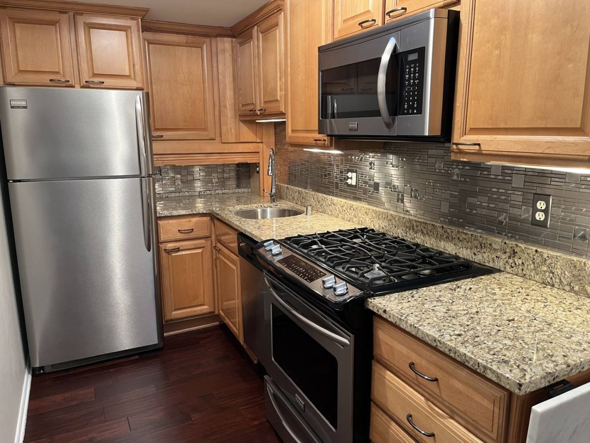 2025 E Greenwich Ave, Milwaukee, WI 53211 RentalSource