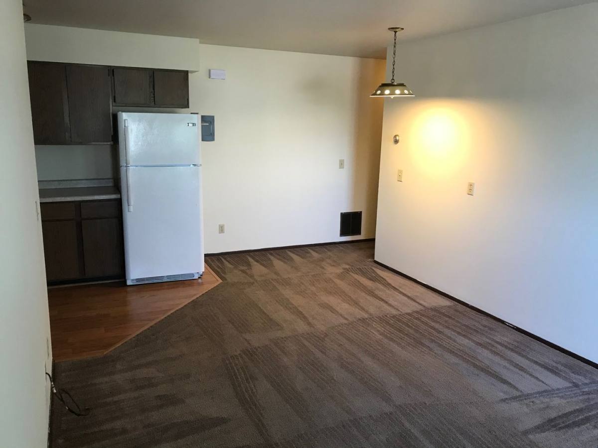 1016 W Macarthur Ave, Eau Claire, WI 54701 Apartment For Rent