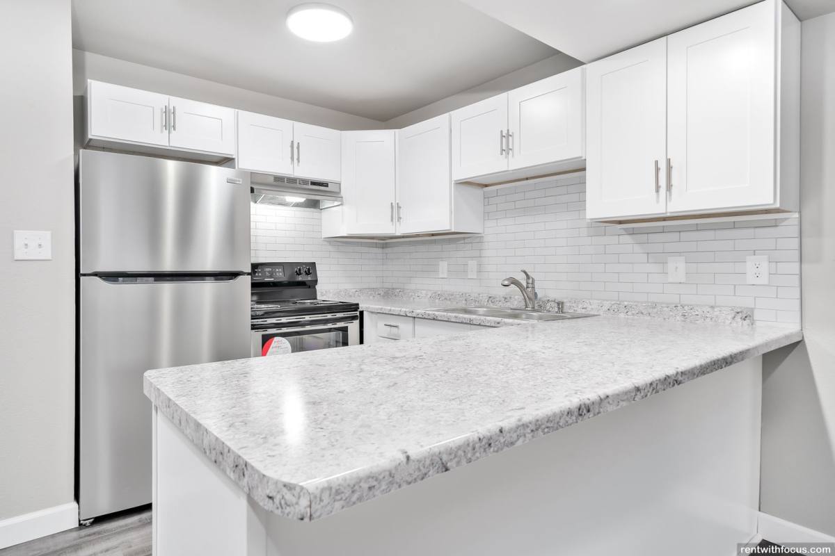 423, 425 Southtowne Dr, South Milwaukee, WI 53172 Apartment For Rent